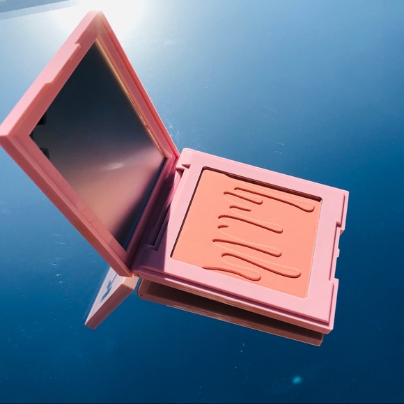 BADDIE ON THE BLOCK Kylie Blush Pressed Powder - Picture 7 of 11